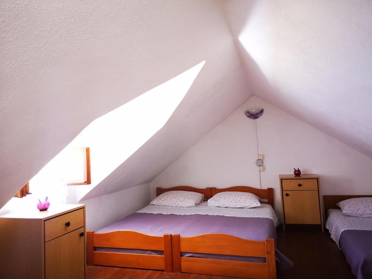 Vacation House, Parking Included, Lovrecina Prázdninový dům *
